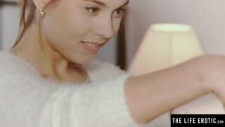 Ładna brunetka patrzy na siebie w lustrze podczas masturbacji