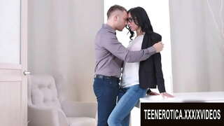 ���दम्य इच्छा के साथ किशोर सौंदर्य Nika