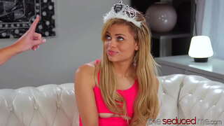 جنگلی ماں Spanked اور چاٹ لیا پیاری نوجوانوں کے