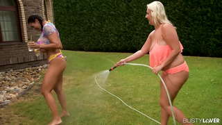 Шодой Оруулах болон Titty Хөхүүл Хоер Busty Лесбиян