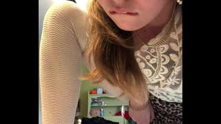 Блондинка мастурбує в спідниці