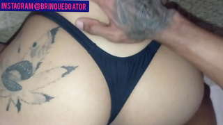 Ēšanas manu māsu, kamēr vecāki tajā strādāja