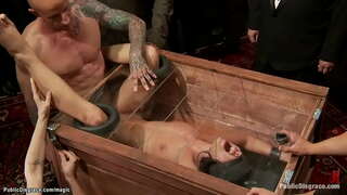 Jonk Brünette slave-Adriana Chechik ass mat virzock Aen an d ' Box dann mat grousser Schwanz gefickt Astral Stëbs ënner Kontroll vun der dom Princess Donna Dolore zu public