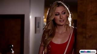 Után későn jövök haza, megint a busty nevelőanyám úgy dönt, hogy ő lesz leszbikus.A mostohalánya kap titsucked nyalogatja a milf pina meg a facesits