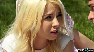 Młodą przyrodnia siostra z grubsza zerżnęli w ogrodzie na świeżym powietrzu