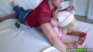 Sexy jugador babe Ava Sinclaire deixa el seu joc i començar maleït nuvis gall i li fa cum en els seus pits grans