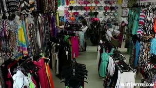 Blondie adolescent Haley Pique sucer la bite et se fait baiser la chatte sauvagement en même temps