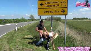 Creampie al carrer amb una rossa cum puta