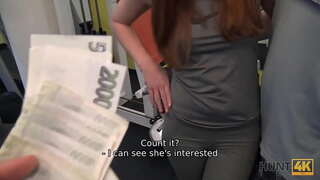 HUNT4K. Para o dinheiro, o homem permite que o experiente caçador de foder GF direito no ginásio