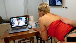 איך אַנטדעקן אים ספּייינג אויף מיר בשעת איך מאַסטערבייט און איך מאַכן אים פּלאָמבירן מיין טאָכעס מיט מילך ביז עס אָוווערפלאָוז .....