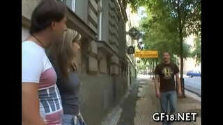 Delikanlı oturur ve bakar