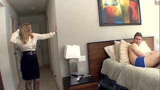 Nui pride kakaho milf i roto i te tokena me te honoured