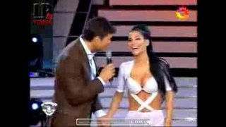 Сильвина Эскудеро дар сафед спандекс