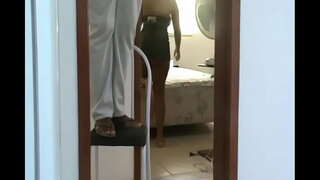 Sieviete Stūrī rādīja bez biksītēm uz Elektriķis