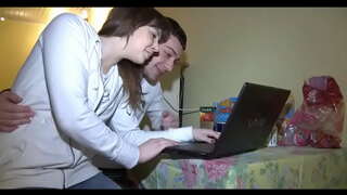 Att tjejen tar av sig sin blå skjorta