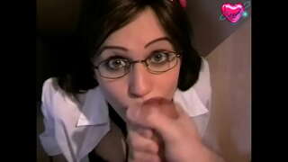 Cute ਮਟਰੀ ਵਿਚ ਗਲਾਸ ਨੂੰ ਪ੍ਰਾਪਤ ਕਰਦਾ ਹੈ ਇਸ ਨੂੰ ਚੰਗਾ