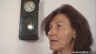 Шевни старата баба, а момчето