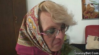 Тя humours млад непознат