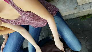 Downblouse lányok az utcán, nyilvános