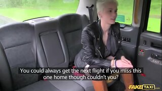 Поддельное таксӣ гарм дилчасп дағалона ҷинсӣ дар курсии заднем