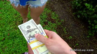 Bombolla cul rossa serrell a garatge en públic