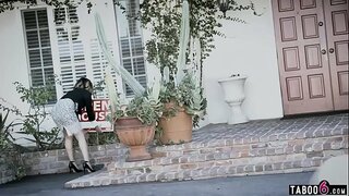 Большой сиськастый подросток-риэлтор убеждается, что она продает дом