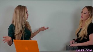 ˠ�즈비언 에어에 의해 적발 섹시 스파이