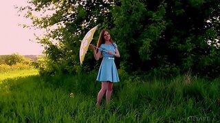 Beauté ukrainienne Canara, de se déshabiller en plein air