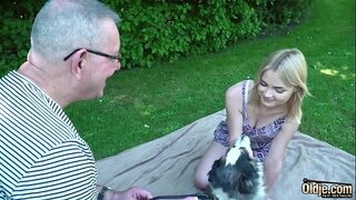 Млада плавуша чини старца дођи јој у уста