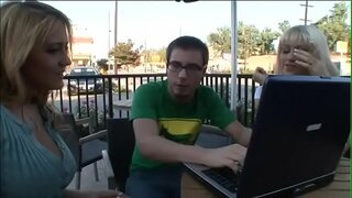 Par grimme afhente kunstnere Eva Lawrence Trina Michaels har i seværdigheder