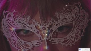 Ervaren vrouw leidt haar nieuwe lesbische vriendin naar een eigen kamer