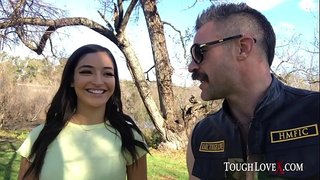 Маленькая брюнеточка трахнута большим членом несколько раз