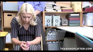 TeenShoplifter.com - Adolescente Ladrão Com Seios Pequenos Faz Foda Lidar Com A Perda Policial De Prevenção De