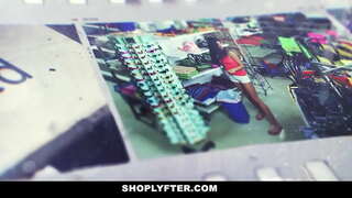 Adolescent rossa és un torn de nit empleat de la botiga.L'oficial detenir per robar el matí canvi informes i que admet que va fer 1 o 2 vegades.L'oficial desenfunda la seva polla i deixa que la seva gola-lo.En tornar va llepa i folla el seu cony.