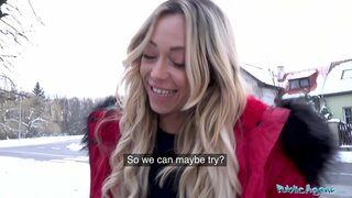 Agen awam Eropah perang sexbomb Jennifer Amilton seks di sofa kulit