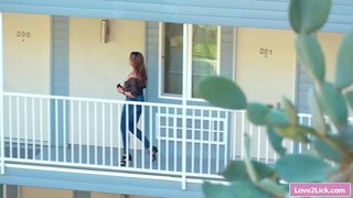 Ouer eet haar lesbiese tiener stepdaughters harige poes