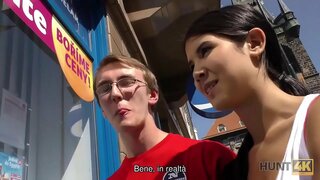 HUNT4K. Cuckold nerd gembira untuk mendapatkan dibayar untuk pantat teman wanitanya