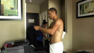 ���ාමර සේවාව! මහා කොල්ලයෙන් ලැටිනා ලැබෙන අවිවාදයෙන්ම doggy style විසින් ආරාධිත අමුත්තා සහ squirts ඔහුගේ පපුව.