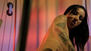 Catra menyakinkan dia pelatih untuk membuat latihan sedikit lebih hangat