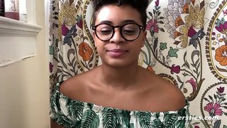 Красотка диван вылэ йылпумъяса Негритянка