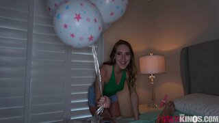 Step-Sis നൽകുന്നു. ഇറുകിയ സമനിരപ്പുണ്ടാക്കുക സഹോദരൻ ന് ബി-ദിവസം