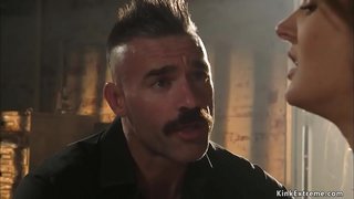 Maestro Charles Dera fruste e imbavagliata, tette piccole bruna slave Zoe Sparx quindi in pile driver posizione sfonda la figa con un grosso cazzo nel dungeon