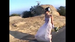 Malipayon nga batan-ong mibiya sa asawa naghatag sa pipila ka mga ulo unya gilansang sa duha ka maayong mga smoothers