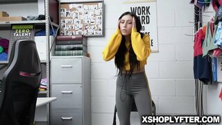 Thiếu niên Judy Jolie nhận được âm đạo đàn cực kỳ bởi những người bảo vệ an ninh từ đằng sau