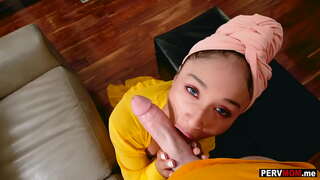 Моите чудни stepmom Кали Ли deepthroats мојот голем дик по overhearing мене на телефон