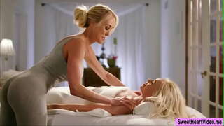 MILF Brandi Amour aide à son Client Lyra Lois chatte atteindre l'orgasme