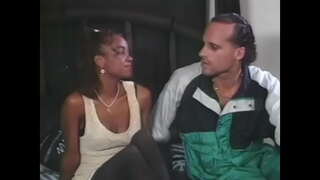 Exòtics gossa en negre mitges agafa un disc blanc de la polla en el gos plantejar