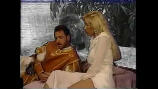 Ši šviesiaplaukė apskretėlė Victoria Paryžiaus žino, kaip malonu jos partneris