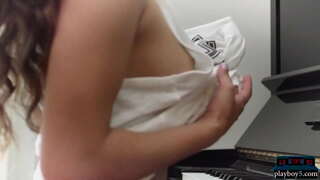 Centerfold pornstar Uma โจลี่มั้แสดงออกจากเธอน่าทึ่งธรรมชาติร่างกาย