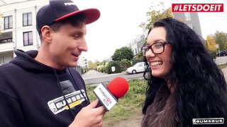 LETSDOEIT-莉莉*福克斯戏弄们发现了一个新的女孩对他们的新的场景